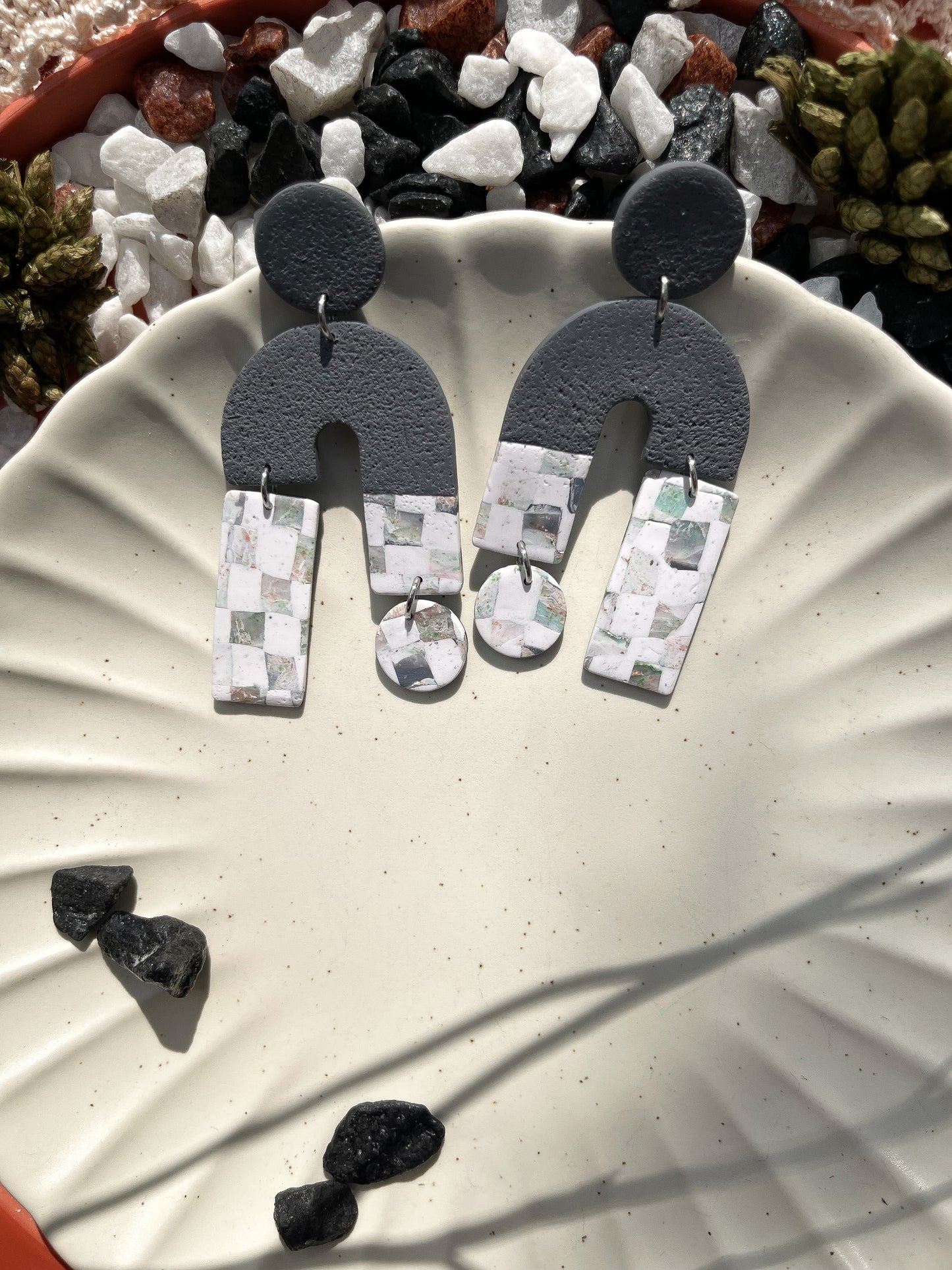 Stormy | Grey checkered earrings 01