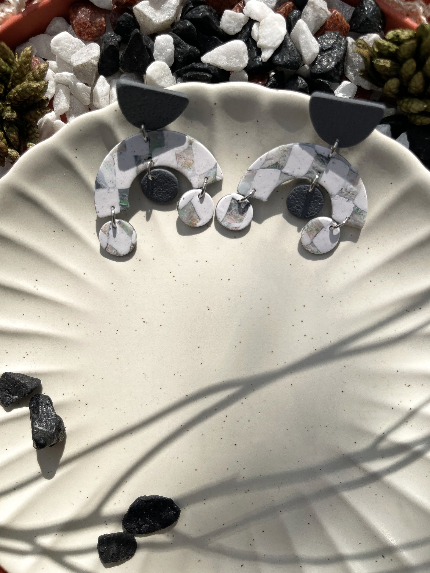 Stormy | Grey checkered earrings 03