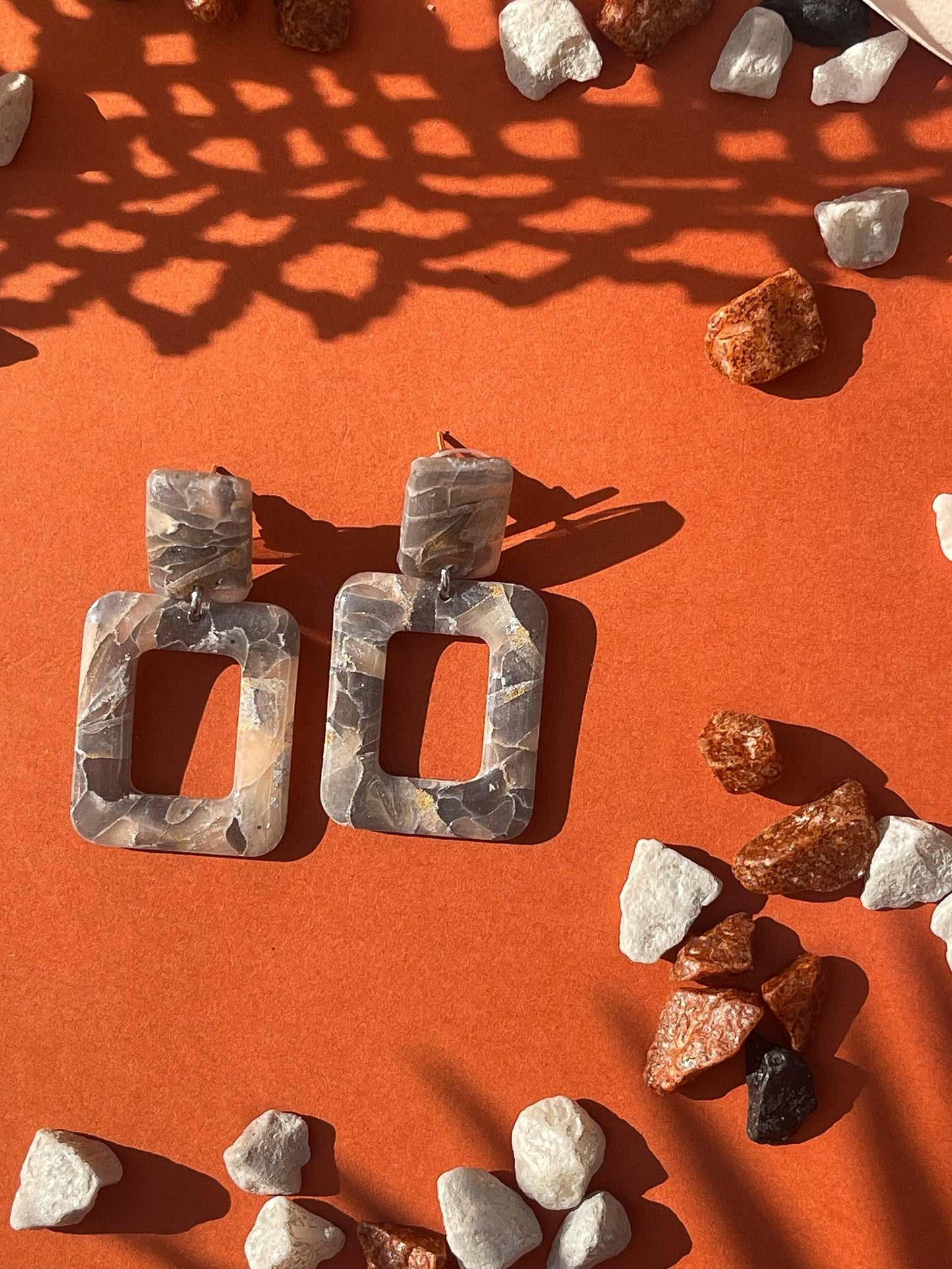 Stormy | Square grey marble earrings 01