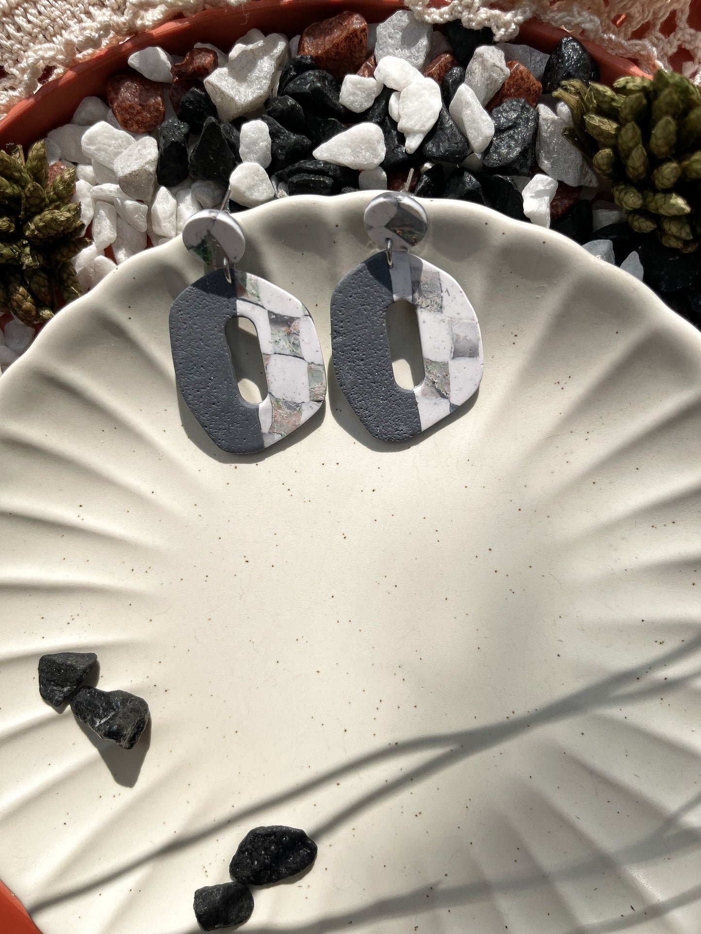 Stormy | Grey checkered earrings 02