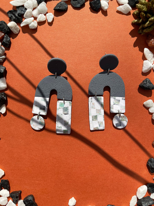 Stormy | Grey checkered earrings 01