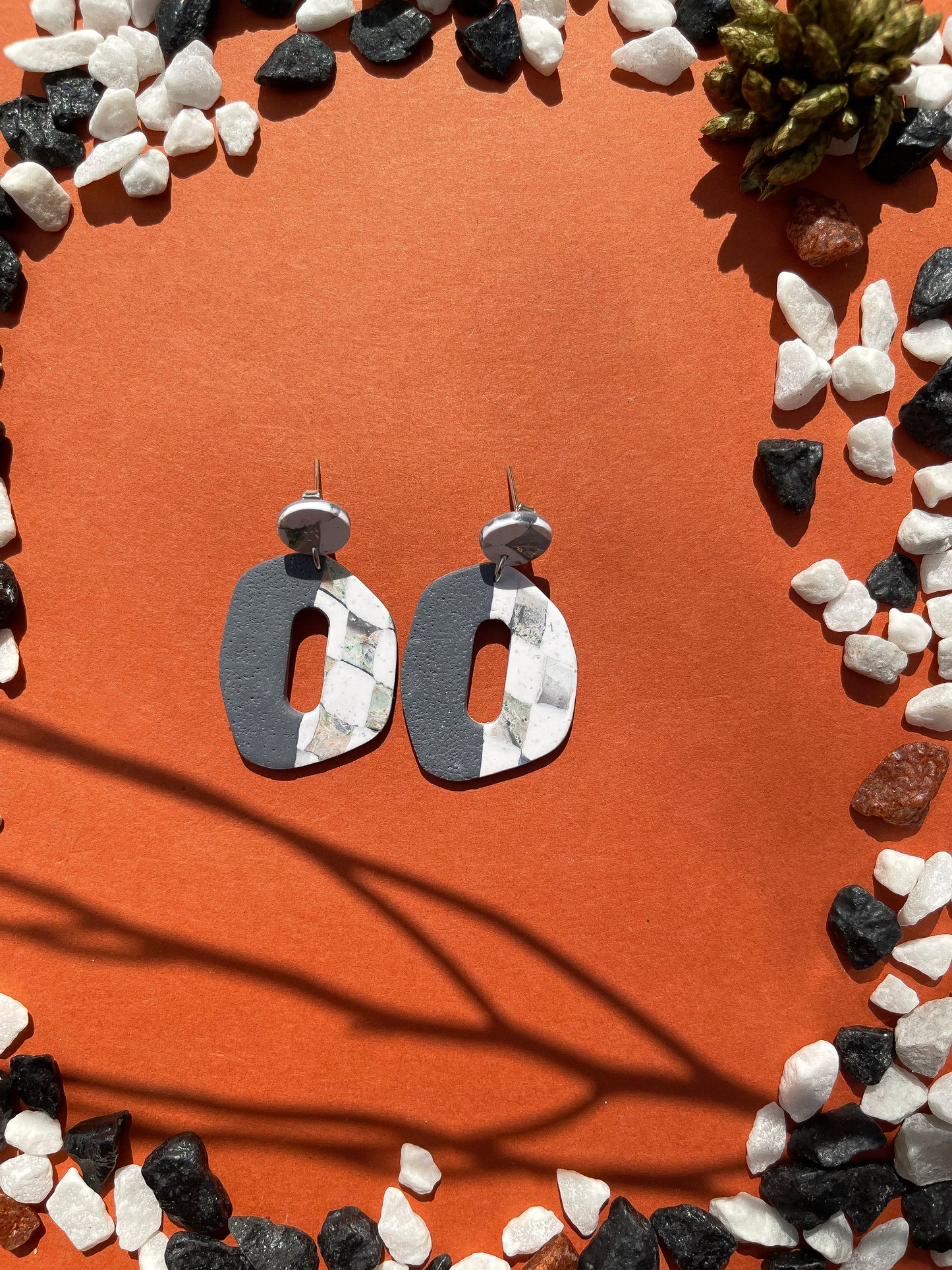 Stormy | Grey checkered earrings 02