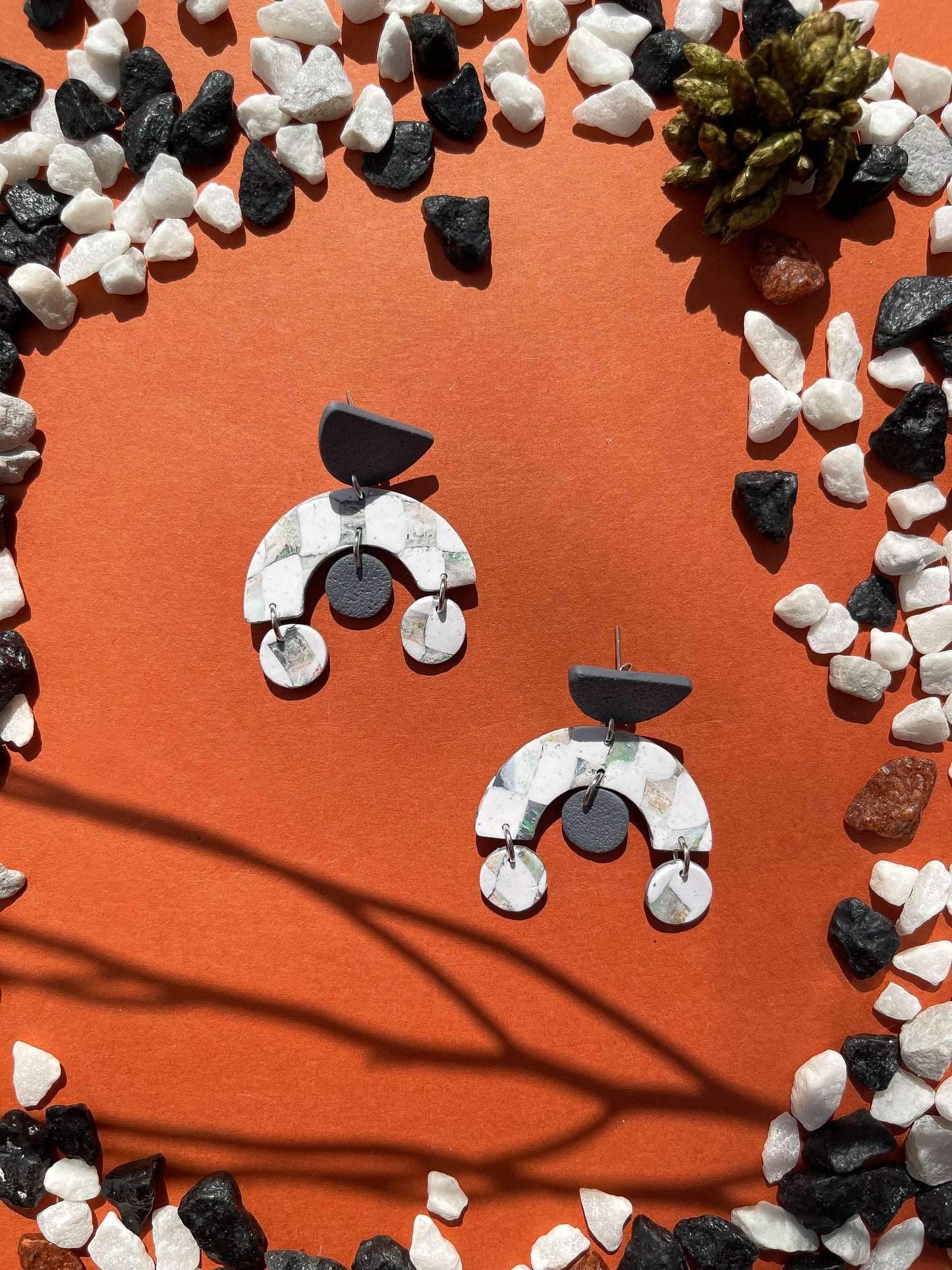 Stormy | Grey checkered earrings 03