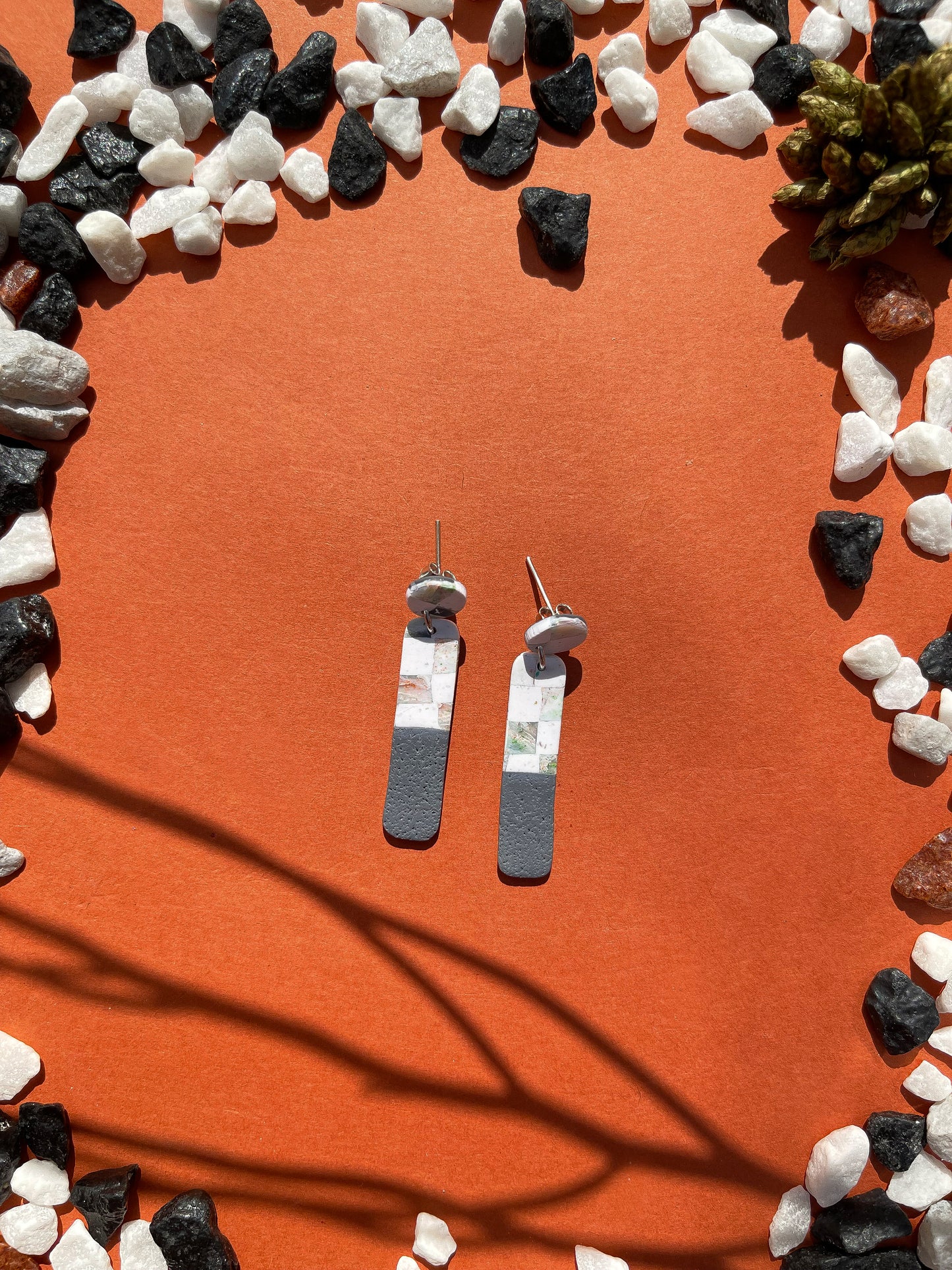 Stormy | Grey checkered earrings 04