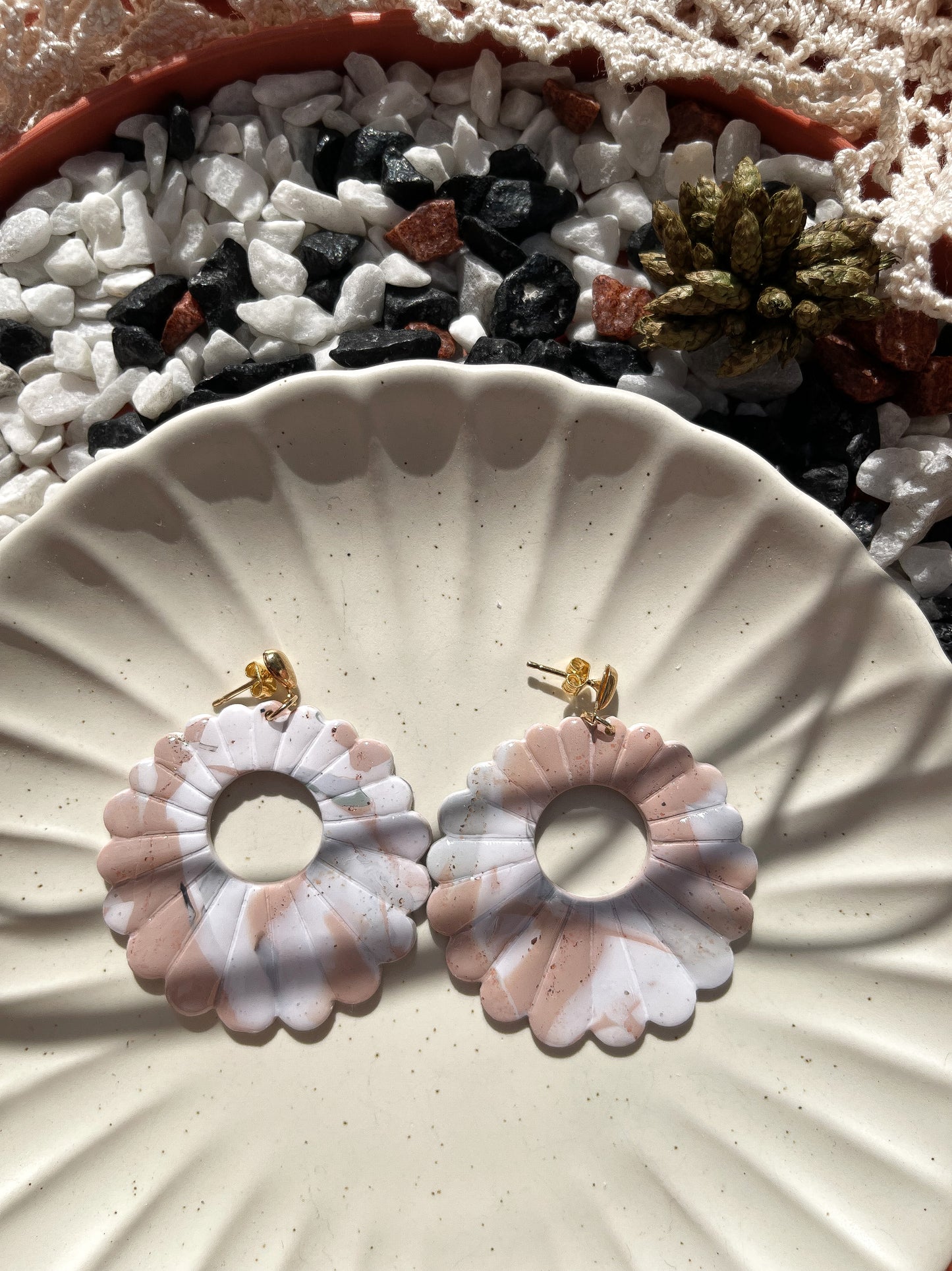 Snow | White and beige marble earrings